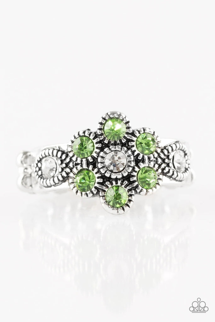 Garland Glamour - Green Ring-Paparazzi - The Sassy Sparkle